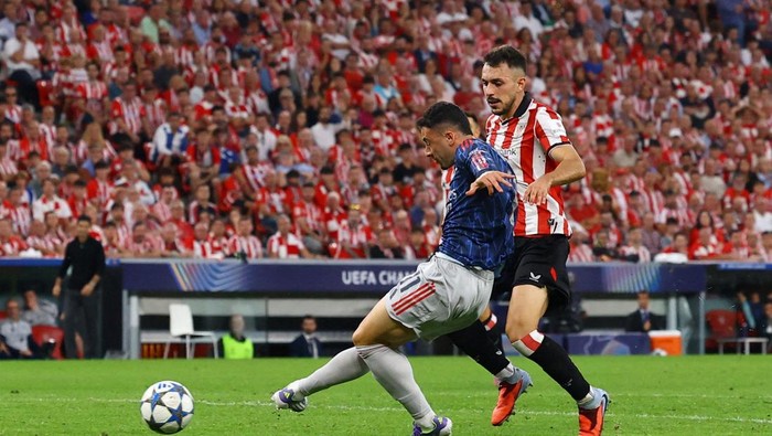 Soccer Football - UEFA Champions League - Athletic Bilbao v Arsenal - San Mames, Bilbao, Spain - September 16, 2025 Arsenals Gabriel Martinelli scores their first goal REUTERS/Albert Gea     TPX IMAGES OF THE DAY