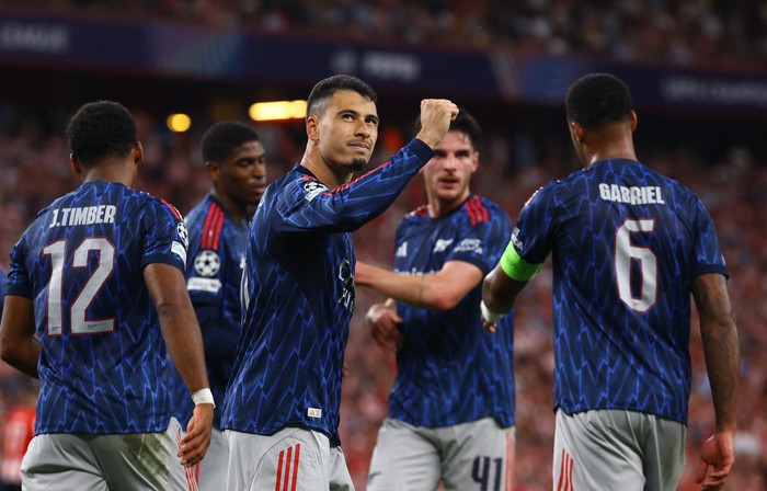Soccer Football - UEFA Champions League - Athletic Bilbao v Arsenal - San Mames, Bilbao, Spain - September 16, 2025 Arsenals Gabriel Martinelli celebrates scoring their first goal with teammates REUTERS/Albert Gea