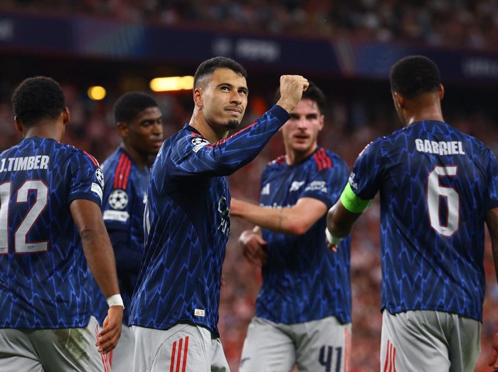 Soccer Football - UEFA Champions League - Athletic Bilbao v Arsenal - San Mames, Bilbao, Spain - September 16, 2025 Arsenal's Gabriel Martinelli celebrates scoring their first goal with teammates REUTERS/Albert Gea