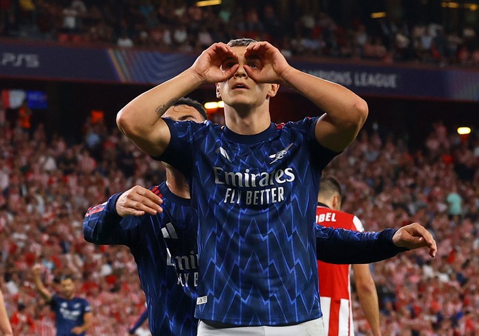 Soccer Football - UEFA Champions League - Athletic Bilbao v Arsenal - San Mames, Bilbao, Spain - September 16, 2025 Arsenals Leandro Trossard celebrates scoring their second goal REUTERS/Albert Gea