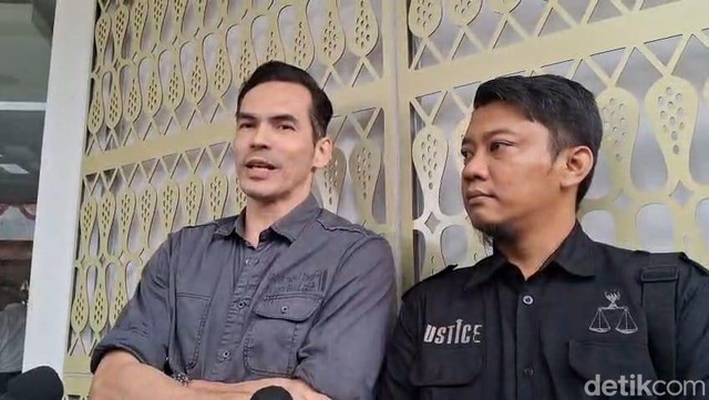 Berita Seputar Selebriti Insertlive Terkini : Atalarik Syach Jalani Pemeriksaan soal Kasus Sengketa Lahan & Pengrusakan Pagar