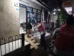 Banjir Genang Permukiman Warga Pancoran, Polisi Salurkan Makanan
