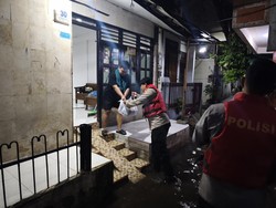 Banjir Genang Permukiman Warga Pancoran, Polisi Salurkan Makanan
