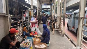 Bukan Lagi Tempat Nunggu Angkot, Halte Tanah Abang Kini Dikuasai Pedagang