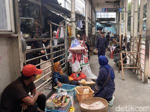 Bukan Lagi Tempat Nunggu Angkot, Halte Tanah Abang Kini Dikuasai Pedagang