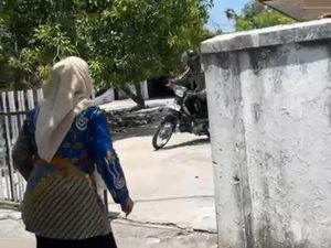 Ibu-ibu di Sampang Nyaris Ditabrak Saat Adang Maling Motor Ibu-ibu di Sampang Nyaris Ditabrak Saat Adang Maling Motor