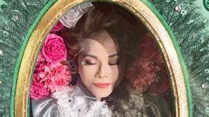 Gaya Dewi Soekarno Pose di Peti Mati Curi Atensi, Cantik di Usia 85