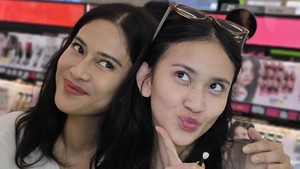 2 Cinta di Busan, Dian Sastro dan Leya Princy Makeup Bareng