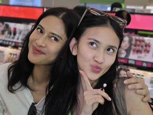 2 Cinta di Busan, Dian Sastro dan Leya Princy Makeup Bareng 2 Cinta di Busan, Dian Sastro dan Leya Princy Makeup Bareng