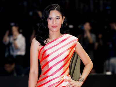 7 Potret Cantik Dian Sastrowardoyo, Dandan Sendiri untuk Busan Film Festival