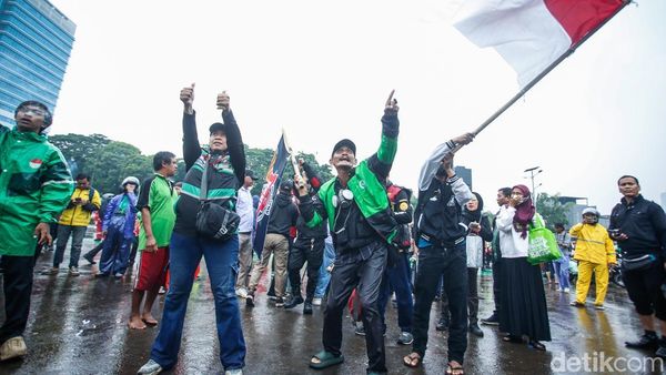 Diguyur Hujan, Massa Ojol Tetap Gelar Aksi di Depan DPR RI