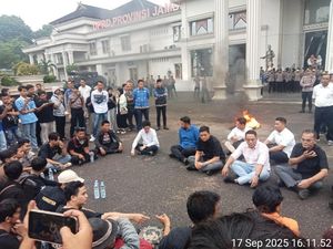 DPRD Jambi Terima Massa Aksi Demo, Janjikan Bawa Aspirasi ke Pusat DPRD Jambi Terima Massa Aksi Demo, Janjikan Bawa Aspirasi ke Pusat