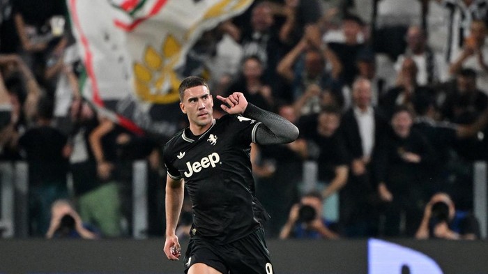 Soccer Football - UEFA Champions League - Juventus v Borussia Dortmund - Allianz Stadium, Turin, Italy - September 16, 2025  Juventus Dusan Vlahovic celebrates scoring their second goal REUTERS/Alberto Lingria