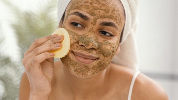 Eksfoliasi membantu mengangkat sel kulit mati yang menumpuk selama musim hujan. Proses ini membuat kulit terlihat lebih cerah dan halus.