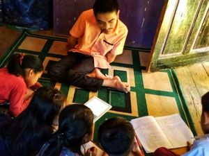 Kisah Engkus dari Sukabumi, Semangat Mengajar Dunia Lewat Jempol Kaki Kisah Engkus dari Sukabumi, Semangat Mengajar Dunia Lewat Jempol Kaki