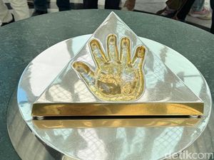 Cetakan Tangan Emas Presiden Pertama Kazakhstan di Puncak Menara 105 Meter Cetakan Tangan Emas Presiden Pertama Kazakhstan di Puncak Menara 105 Meter