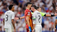 Ini adalah momen tandukan Carvajal terhadap Rulli ketika Real Madrid menjamu Marseille di Liga Champions. Foto: DeFodi Images via Getty Images/DeFodi Images
