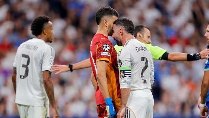 Madrid, Spain - September 16: goalkeeper Gerónimo Rulli of Olympique Marseille and Dani Carvajal of Real Madrid C.F. during the UEFA Champions League 2025/26 League Phase MD1 match between Real Madrid C.F. and Olympique de Marseille at Estadio Santiago Bernabeu on September 16, 2025 in Madrid, Spain. (Photo by Manu Reino/DeFodi Images/DeFodi via Getty Images)