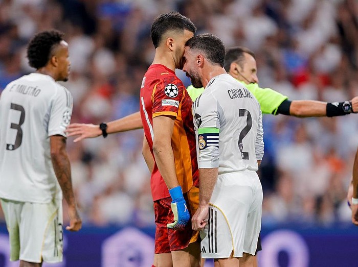 Madrid, Spain - September 16: goalkeeper Gerónimo Rulli of Olympique Marseille and Dani Carvajal of Real Madrid C.F. during the UEFA Champions League 2025/26 League Phase MD1 match between Real Madrid C.F. and Olympique de Marseille at Estadio Santiago Bernabeu on September 16, 2025 in Madrid, Spain. (Photo by Manu Reino/DeFodi Images/DeFodi via Getty Images)