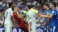 Rulli, kiper Marseile, sontak terjatuh usai wajahnya terkena kepala Carvajal. Foto: AFP/THOMAS COEX