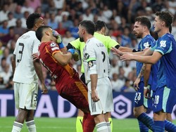 Rulli, kiper Marseile, sontak terjatuh usai wajahnya terkena kepala Carvajal. Foto: AFP/THOMAS COEX