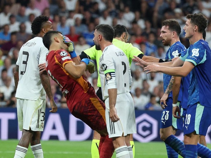 Real Madrid's Spanish defender #02 Dani Carvajal faces Marseille's Argentine goalkeeper #01 Geronimo Rulli during the UEFA Champions League first round day 1 football match between Real Madrid CF and Olympique de Marseille at the Santiago Bernabeu stadium in Madrid on September 16, 2025. (Photo by Thomas COEX / AFP)