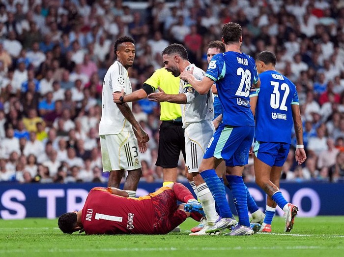 MADRID, SPAIN - SEPTEMBER 16: Dani Carvajal of Real Madrid clashes with Geronimo Rulli of Olympique de Marseille leading to a red card being shown during the UEFA Champions League 2025/26 League Phase MD1 match between Real Madrid C.F. and Olympique de Marseille at Estadio Santiago Bernabeu on September 16, 2025 in Madrid, Spain. (Photo by Aitor Alcalde - UEFA/UEFA via Getty Images)