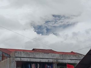 Gunung Marapi Erupsi 49 Detik, Warga Diminta Waspadai Hujan Abu Gunung Marapi Erupsi 49 Detik, Warga Diminta Waspadai Hujan Abu