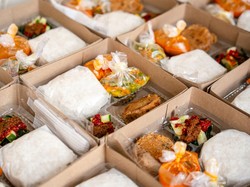 Video: Viral Guru di Riau Banting Nasi Kotak Depan Siswa, Berujung Dipecat