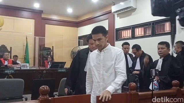 Gosip Terkini Selebriti Insertlive : Terjerat Kasus Vape Berisi Narkoba, Jonathan Frizzy: Hidup Saya Hancur
