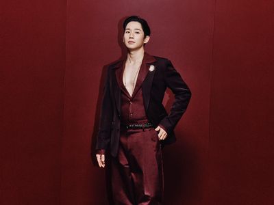 7 Gaya Jung Hae In Tuai Nyinyir Dianggap Tak Cocok Jadi GA Dolce & Gabbana
