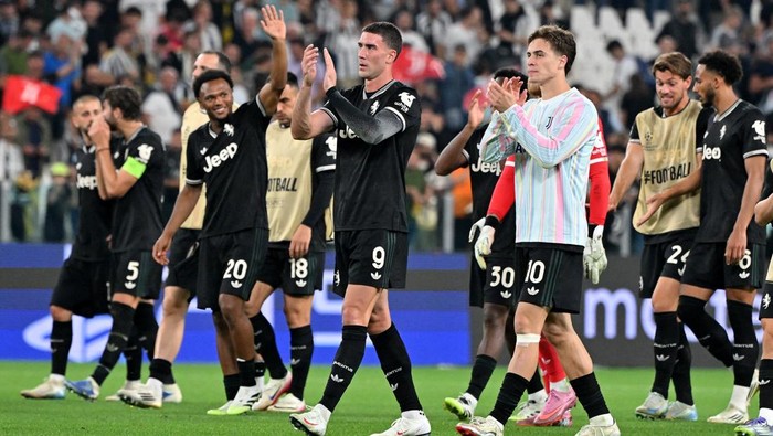 Soccer Football - UEFA Champions League - Juventus v Borussia Dortmund - Allianz Stadium, Turin, Italy - September 16, 2025  Juventus Dusan Vlahovic and Juventus Kenan Yildiz celebrate after the match REUTERS/Alberto Lingria