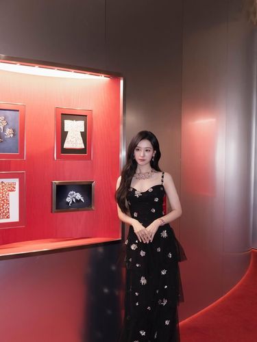 Kim Ji Won memamerkan gaya elegan di event BVLGARI. Ia mengenakan gaun panjang tanpa lengan berwarna hitam.