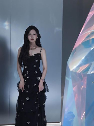 Kim Ji Won memamerkan gaya elegan di event BVLGARI. Ia mengenakan gaun panjang tanpa lengan berwarna hitam.