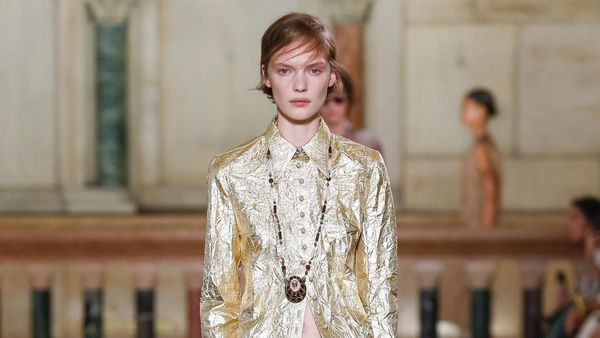 Foto: Kembalinya Tren Hipster di Koleksi Tory Burch Spring Summer 2026