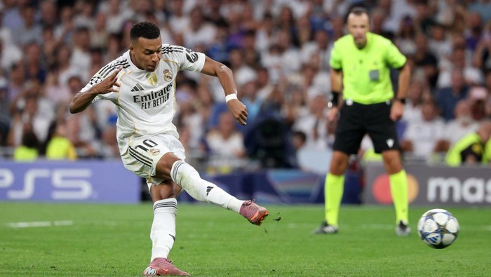 Soccer Football - UEFA Champions League - Real Madrid v Olympique de Marseille - Santiago Bernabeu, Madrid, Spain - September 16, 2025 Real Madrids Kylian Mbappe scores their second goal from the penalty spot REUTERS/Juan Medina