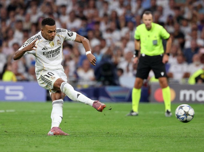 Soccer Football - UEFA Champions League - Real Madrid v Olympique de Marseille - Santiago Bernabeu, Madrid, Spain - September 16, 2025 Real Madrid's Kylian Mbappe scores their second goal from the penalty spot REUTERS/Juan Medina