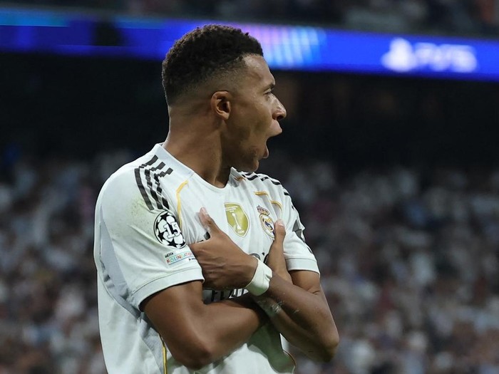 Real Madrid's French forward #10 Kylian Mbappe celebrates scoring his team's second goal from the penalty spot during the UEFA Champions League first round day 1 football match between Real Madrid CF and Olympique de Marseille at the Santiago Bernabeu stadium in Madrid on September 16, 2025. (Photo by Thomas COEX / AFP)