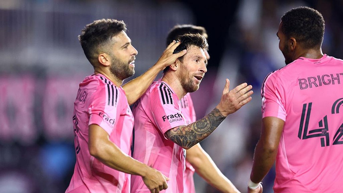 Messi (tengah) merayakan gol bersama rekan setimnya di Miami. Foto: Getty Images/Megan Briggs