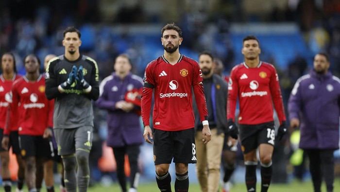 Soccer Football - Premier League - Manchester City v Manchester United - Etihad Stadium, Manchester, Britain - September 14, 2025 Manchester Uniteds Bruno Fernandes looks dejected after the match Action Images via Reuters/Jason Cairnduff EDITORIAL USE ONLY. NO USE WITH UNAUTHORIZED AUDIO, VIDEO, DATA, FIXTURE LISTS, CLUB/LEAGUE LOGOS OR LIVE SERVICES. ONLINE IN-MATCH USE LIMITED TO 120 IMAGES, NO VIDEO EMULATION. NO USE IN BETTING, GAMES OR SINGLE CLUB/LEAGUE/PLAYER PUBLICATIONS. PLEASE CONTACT YOUR ACCOUNT REPRESENTATIVE FOR FURTHER DETAILS..