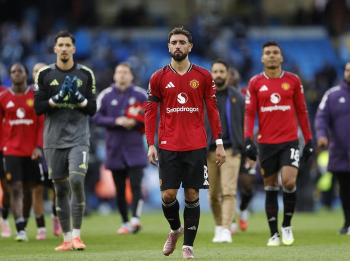 Soccer Football - Premier League - Manchester City v Manchester United - Etihad Stadium, Manchester, Britain - September 14, 2025 Manchester Uniteds Bruno Fernandes looks dejected after the match Action Images via Reuters/Jason Cairnduff EDITORIAL USE ONLY. NO USE WITH UNAUTHORIZED AUDIO, VIDEO, DATA, FIXTURE LISTS, CLUB/LEAGUE LOGOS OR LIVE SERVICES. ONLINE IN-MATCH USE LIMITED TO 120 IMAGES, NO VIDEO EMULATION. NO USE IN BETTING, GAMES OR SINGLE CLUB/LEAGUE/PLAYER PUBLICATIONS. PLEASE CONTACT YOUR ACCOUNT REPRESENTATIVE FOR FURTHER DETAILS..
