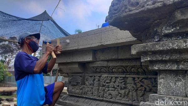 Melihat Pemugaran Candi Jago di Malang