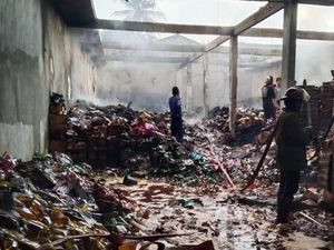 Pasar Surade Sukabumi Terbakar, Kerugian Capai Rp 5 Miliar Pasar Surade Sukabumi Terbakar, Kerugian Capai Rp 5 Miliar