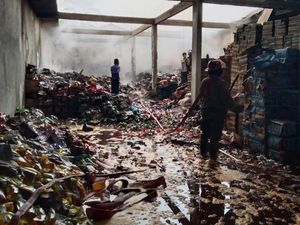 Kobaran Api Hanguskan Gudang Sembako Pasar Surade Sukabumi Kobaran Api Hanguskan Gudang Sembako Pasar Surade Sukabumi