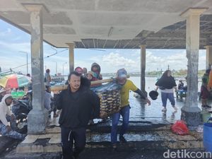 Banjir Surut, Warga Pengambengan Mulai Bersihkan Rumah dan Kembali Melaut Banjir Surut, Warga Pengambengan Mulai Bersihkan Rumah dan Kembali Melaut