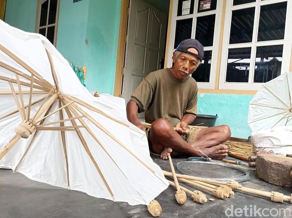 Potret Asbani Perajin Payung Kertas Asal Blitar