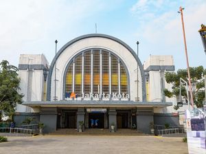 Stasiun Jakarta Kota: Dari Warisan Kolonial ke Nadi Transportasi Modern Stasiun Jakarta Kota: Dari Warisan Kolonial ke Nadi Transportasi Modern