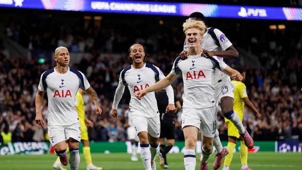 Tottenham Hotspur Soccer Football - UEFA Champions League - Tottenham Hotspur v Villarreal - Tottenham Hotspur Stadium, London, Britain - September 16, 2025 Tottenham Hotspur's Richarlison, Lucas Bergvall, Xavi Simons and Pape Matar Sarr celebrate their first goal, an own goal scored by Villarreal's Luiz Junior REUTERS/Andrew Couldridge TPX IMAGES OF THE DAY