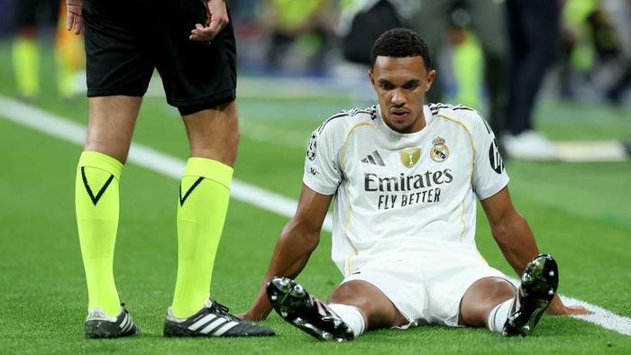 Real Madrids English defender #12 Trent Alexander-Arnold reacts on the ground after suffering an injury during the UEFA Champions League first round day 1 football match between Real Madrid CF and Olympique de Marseille at the Santiago Bernabeu stadium in Madrid on September 16, 2025. (Photo by Thomas COEX / AFP)