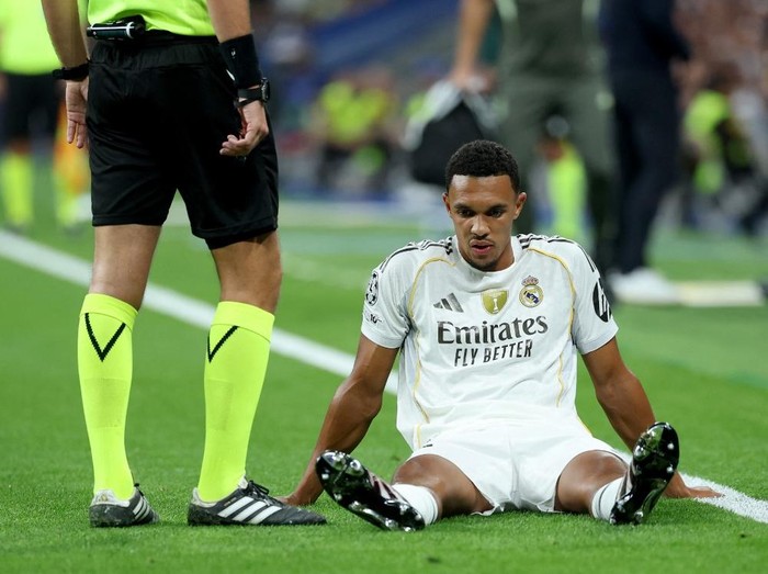 Real Madrid's English defender #12 Trent Alexander-Arnold reacts on the ground after suffering an injury during the UEFA Champions League first round day 1 football match between Real Madrid CF and Olympique de Marseille at the Santiago Bernabeu stadium in Madrid on September 16, 2025. (Photo by Thomas COEX / AFP)
